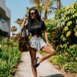 T-shirt z napisem cekinowym VITAL OLAVOGA czarny