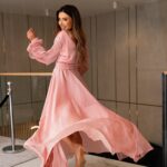 Sukienka maxi szyfonowa NB Secret Garden III pudrowa