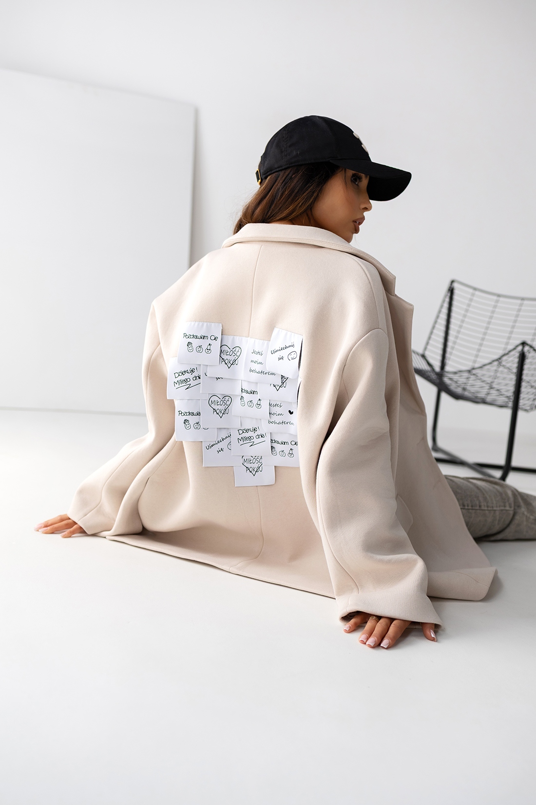 Marynarka oversize z aplikacją MC SMILE beżowo-biała