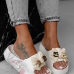 Klapki piankowe z misiem Madam Todi kremowe