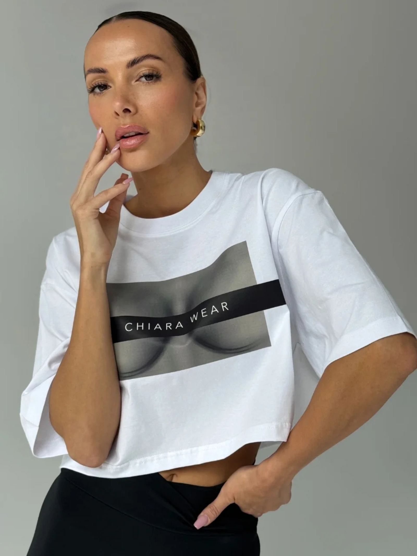 T-shirt crop top CHIARA FREE BOOBIES biały