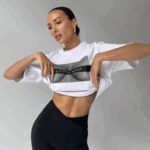 T-shirt crop top CHIARA FREE BOOBIES biały