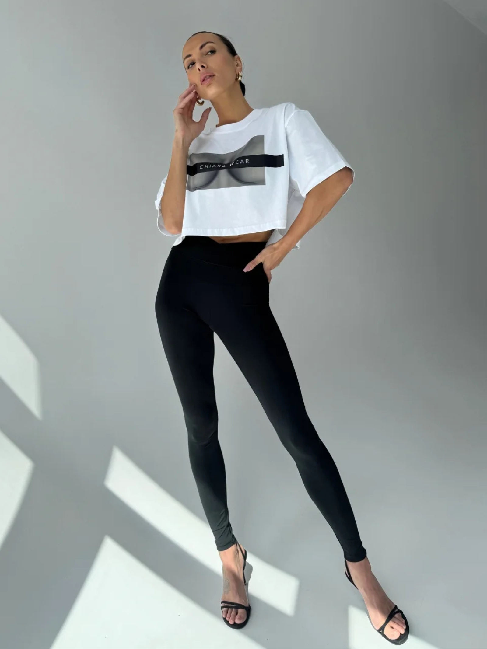T-shirt crop top CHIARA FREE BOOBIES biały
