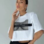 T-shirt crop top CHIARA FREE BOOBIES biały