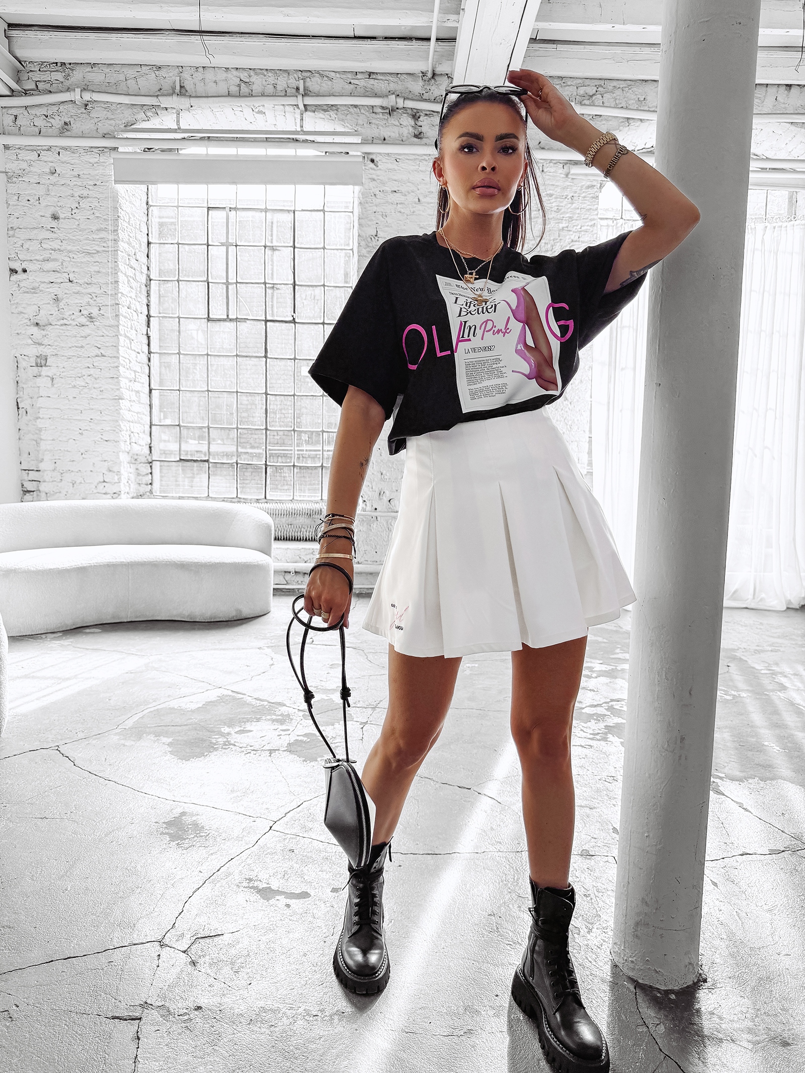 T-shirt klasyczny z nadrukiem CHERISH OLAVOGA czarny