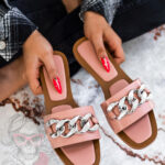 Klapki z łańcuchem Madam Bemusso pudrowe