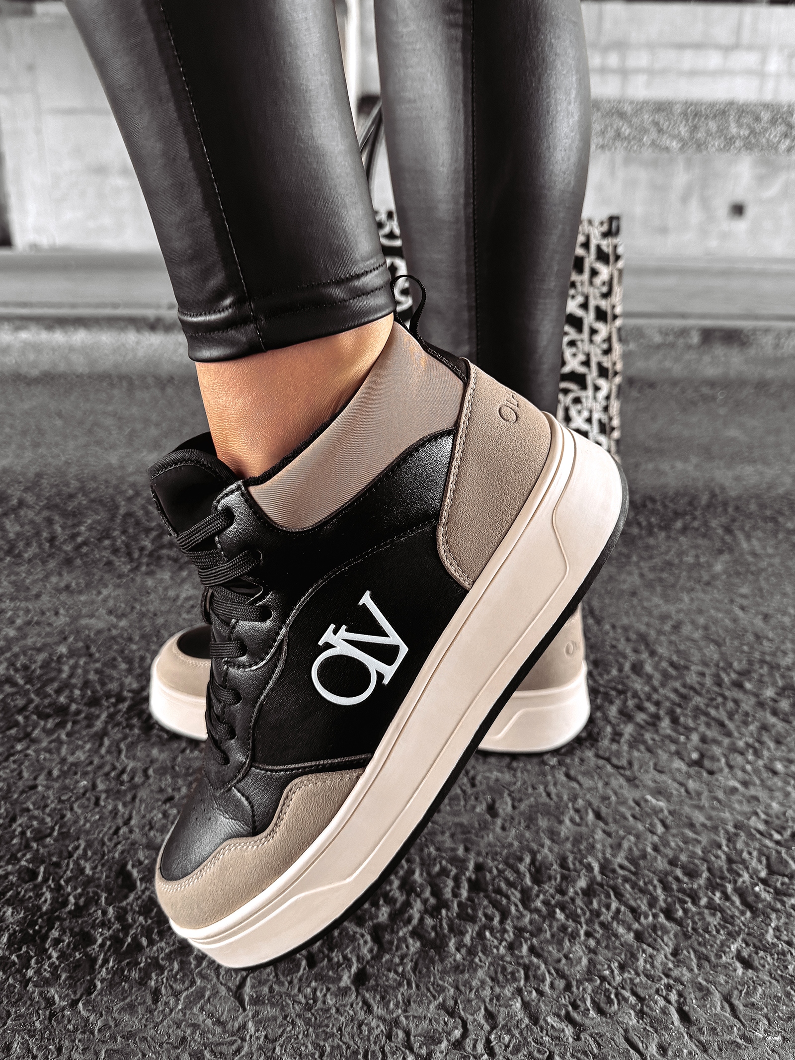 Sneakersy za kostkę CARMINE OLAVOGA beżowo-czarne Sneakersy za kostkę CARMINE OLAVOGA beżowo-czarne