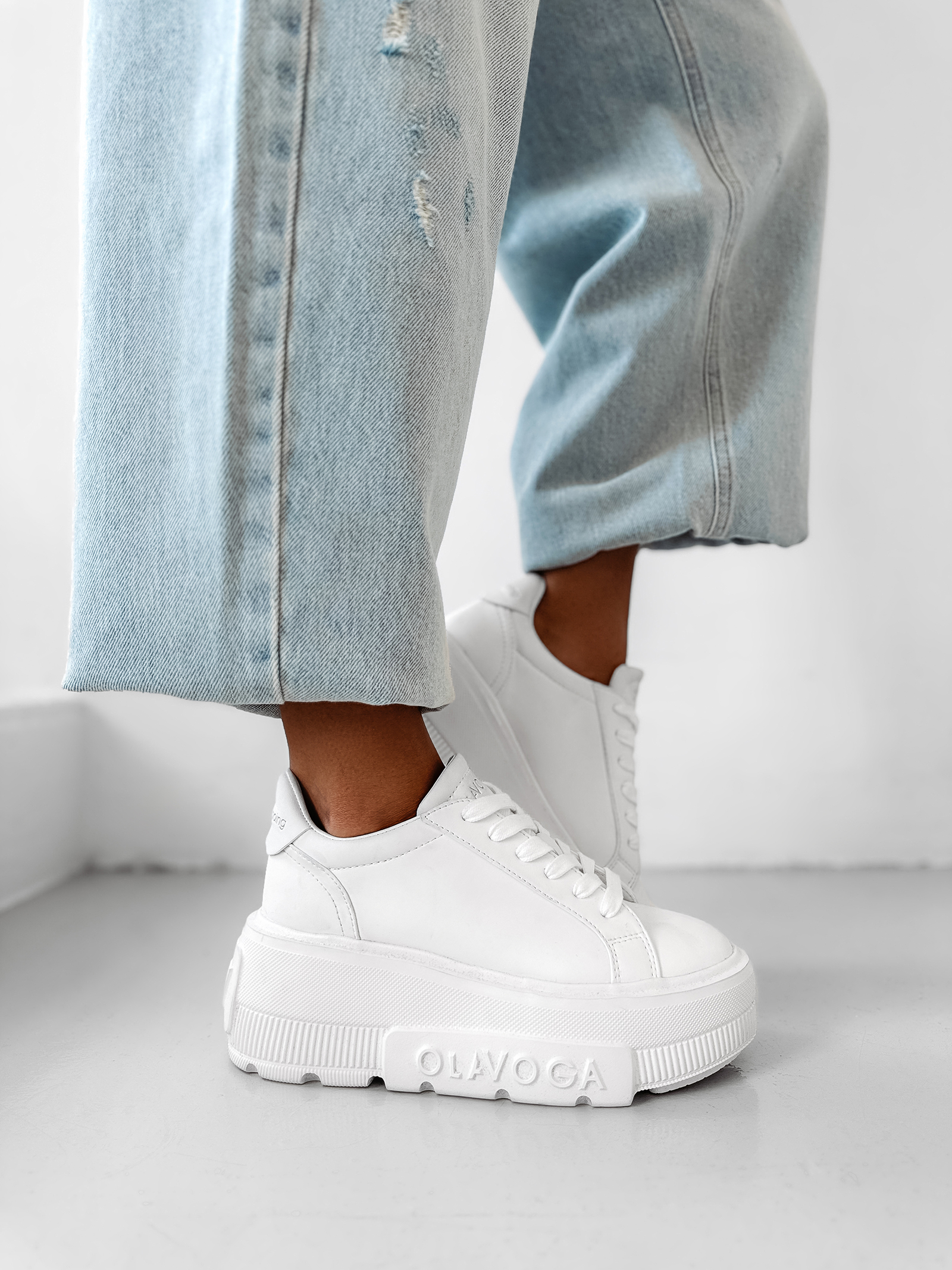 Sneakersy na platformie NEFRE OLAVOGA białe Sneakersy na platformie NEFRE OLAVOGA białe