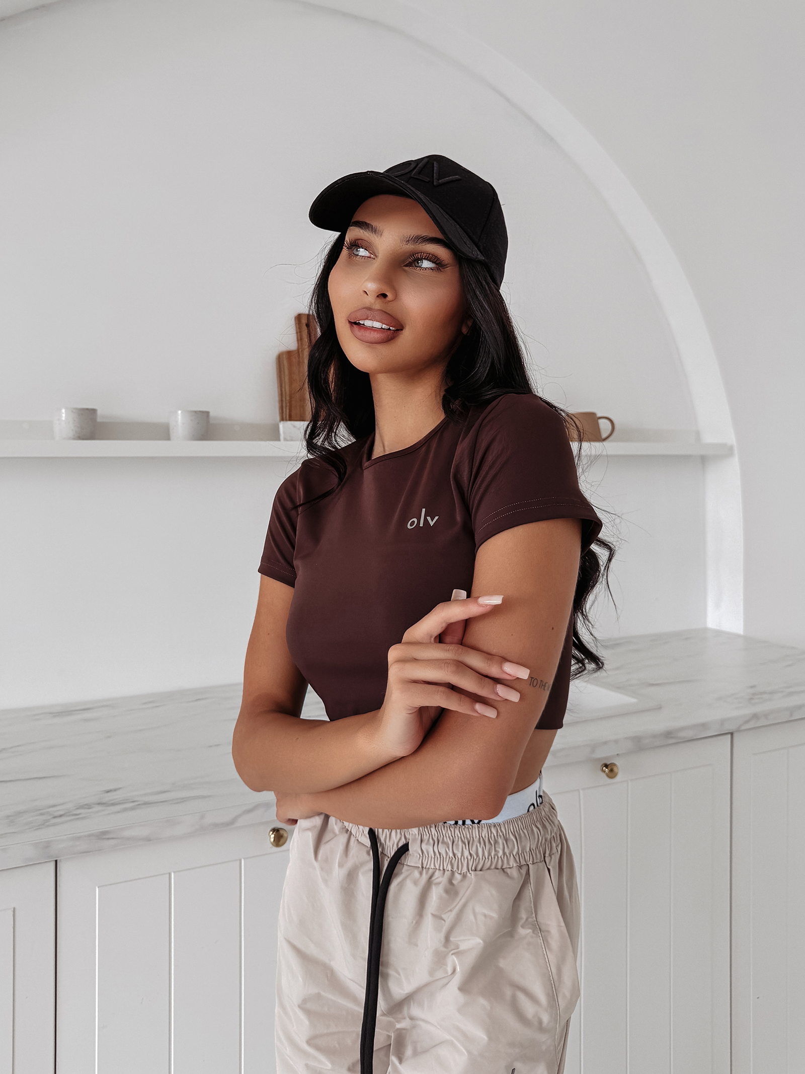 T-shirt elastyczny BASIC MUSE OLAVOGA czekolada