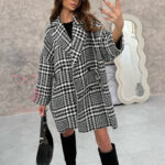 Płaszcz w pepitkę Akia biało-czarny