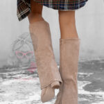 Kozaki na słupku Galetaos beżowe