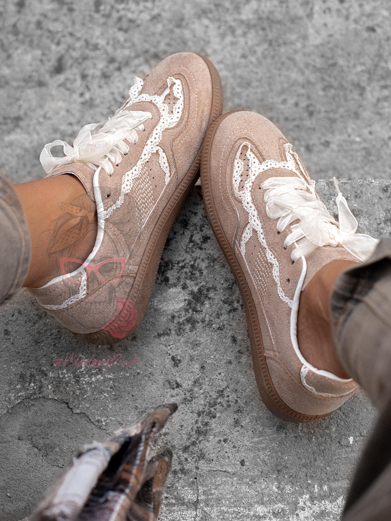 Buty sportowe z koronką Madam Mailend beżowe