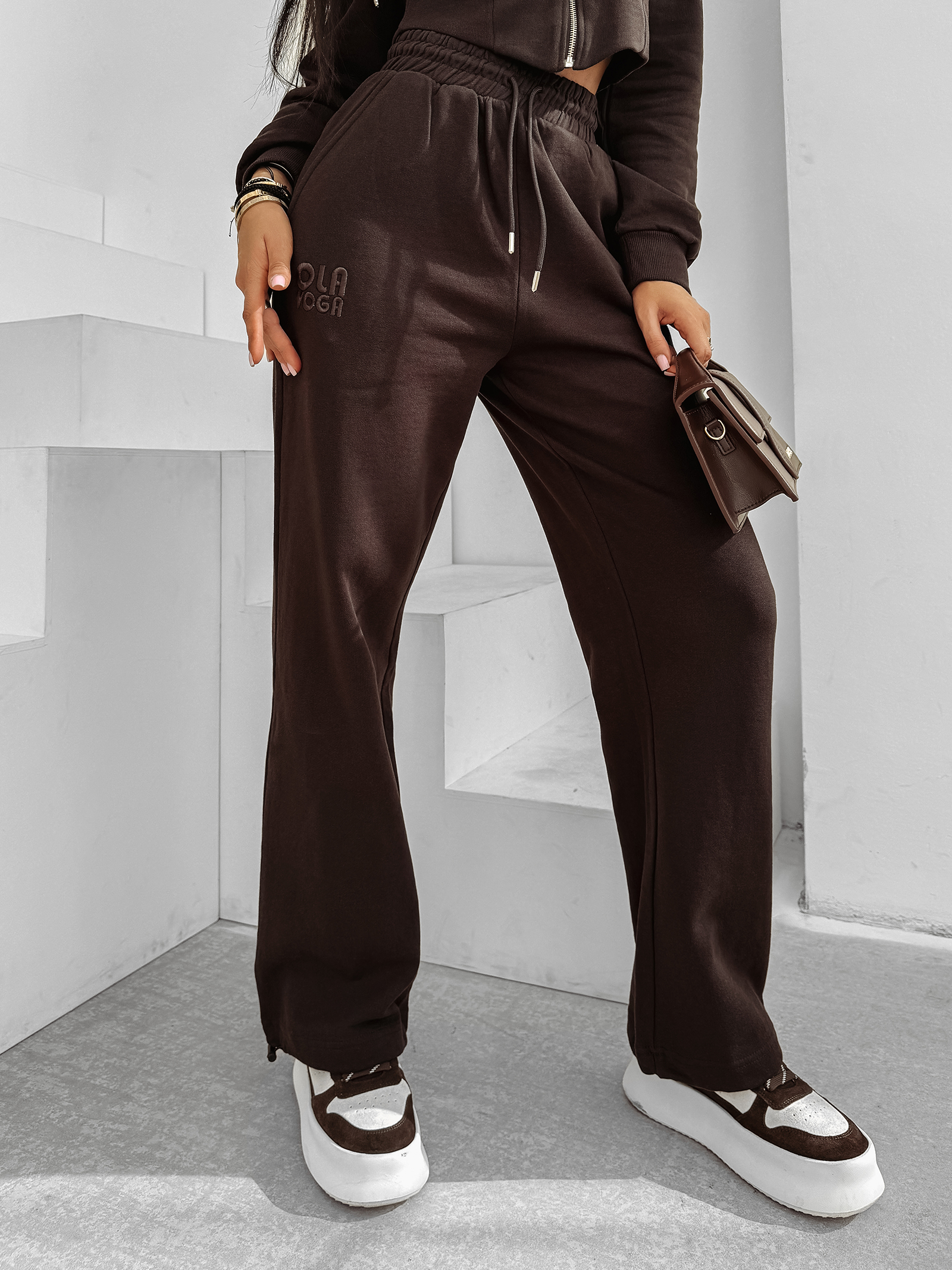 Komplet damski OLAVOGA SANCTUARY brązowy ,Olavoga kolekcja damska , Olavoga moda damska , Olavoga ubrania damski , Olavoga stylizacje damskie , Olavoga streetwear damski , Olavoga moda damska premium , Olavoga stylizacje casual damskie , Olavoga ubrania damskie online , Olavoga fashion woman , Olavoga elegancka moda damska , moda damska premium , moda damska online , nowoczesna moda damska , nowoczesne ubrania damskie , ubrania damskie streetwear , elegancka moda damska online , casual moda damska , odzież damska streetwear , stylizacje damskie casual , luksusowa moda damska , sklep online , sklep internetowy , zakupy , wyprzedaż , outlet ,