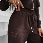 Komplet damski OLAVOGA SANCTUARY brązowy ,Olavoga kolekcja damska , Olavoga moda damska , Olavoga ubrania damski , Olavoga stylizacje damskie , Olavoga streetwear damski , Olavoga moda damska premium , Olavoga stylizacje casual damskie , Olavoga ubrania damskie online , Olavoga fashion woman , Olavoga elegancka moda damska , moda damska premium , moda damska online , nowoczesna moda damska , nowoczesne ubrania damskie , ubrania damskie streetwear , elegancka moda damska online , casual moda damska , odzież damska streetwear , stylizacje damskie casual , luksusowa moda damska , sklep online , sklep internetowy , zakupy , wyprzedaż , outlet ,