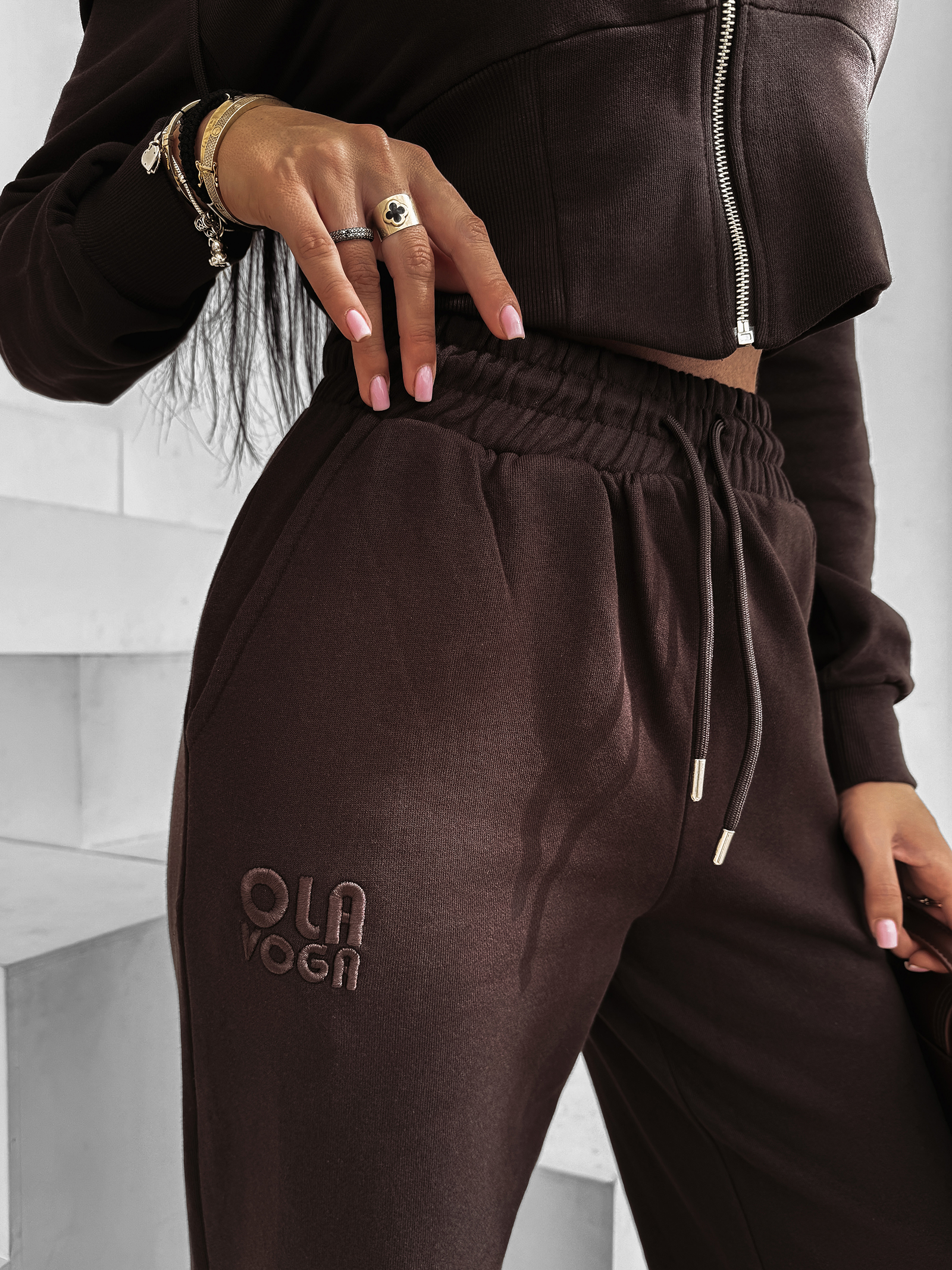 Komplet damski OLAVOGA SANCTUARY brązowy ,Olavoga kolekcja damska , Olavoga moda damska , Olavoga ubrania damski , Olavoga stylizacje damskie , Olavoga streetwear damski , Olavoga moda damska premium , Olavoga stylizacje casual damskie , Olavoga ubrania damskie online , Olavoga fashion woman , Olavoga elegancka moda damska , moda damska premium , moda damska online , nowoczesna moda damska , nowoczesne ubrania damskie , ubrania damskie streetwear , elegancka moda damska online , casual moda damska , odzież damska streetwear , stylizacje damskie casual , luksusowa moda damska , sklep online , sklep internetowy , zakupy , wyprzedaż , outlet ,