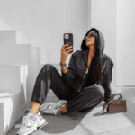 Komplet damski OLAVOGA SANCTUARY grafitowy ,Olavoga kolekcja damska , Olavoga moda damska , Olavoga ubrania damski , Olavoga stylizacje damskie , Olavoga streetwear damski , Olavoga moda damska premium , Olavoga stylizacje casual damskie , Olavoga ubrania damskie online , Olavoga fashion woman , Olavoga elegancka moda damska , moda damska premium , moda damska online , nowoczesna moda damska , nowoczesne ubrania damskie , ubrania damskie streetwear , elegancka moda damska online , casual moda damska , odzież damska streetwear , stylizacje damskie casual , luksusowa moda damska , sklep online , sklep internetowy , zakupy , wyprzedaż , outlet ,