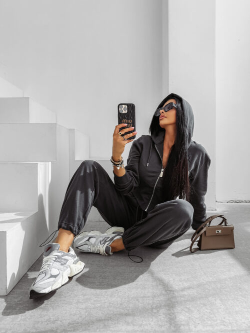 Komplet damski OLAVOGA SANCTUARY grafitowy ,Olavoga kolekcja damska , Olavoga moda damska , Olavoga ubrania damski , Olavoga stylizacje damskie , Olavoga streetwear damski , Olavoga moda damska premium , Olavoga stylizacje casual damskie , Olavoga ubrania damskie online , Olavoga fashion woman , Olavoga elegancka moda damska , moda damska premium , moda damska online , nowoczesna moda damska , nowoczesne ubrania damskie , ubrania damskie streetwear , elegancka moda damska online , casual moda damska , odzież damska streetwear , stylizacje damskie casual , luksusowa moda damska , sklep online , sklep internetowy , zakupy , wyprzedaż , outlet ,