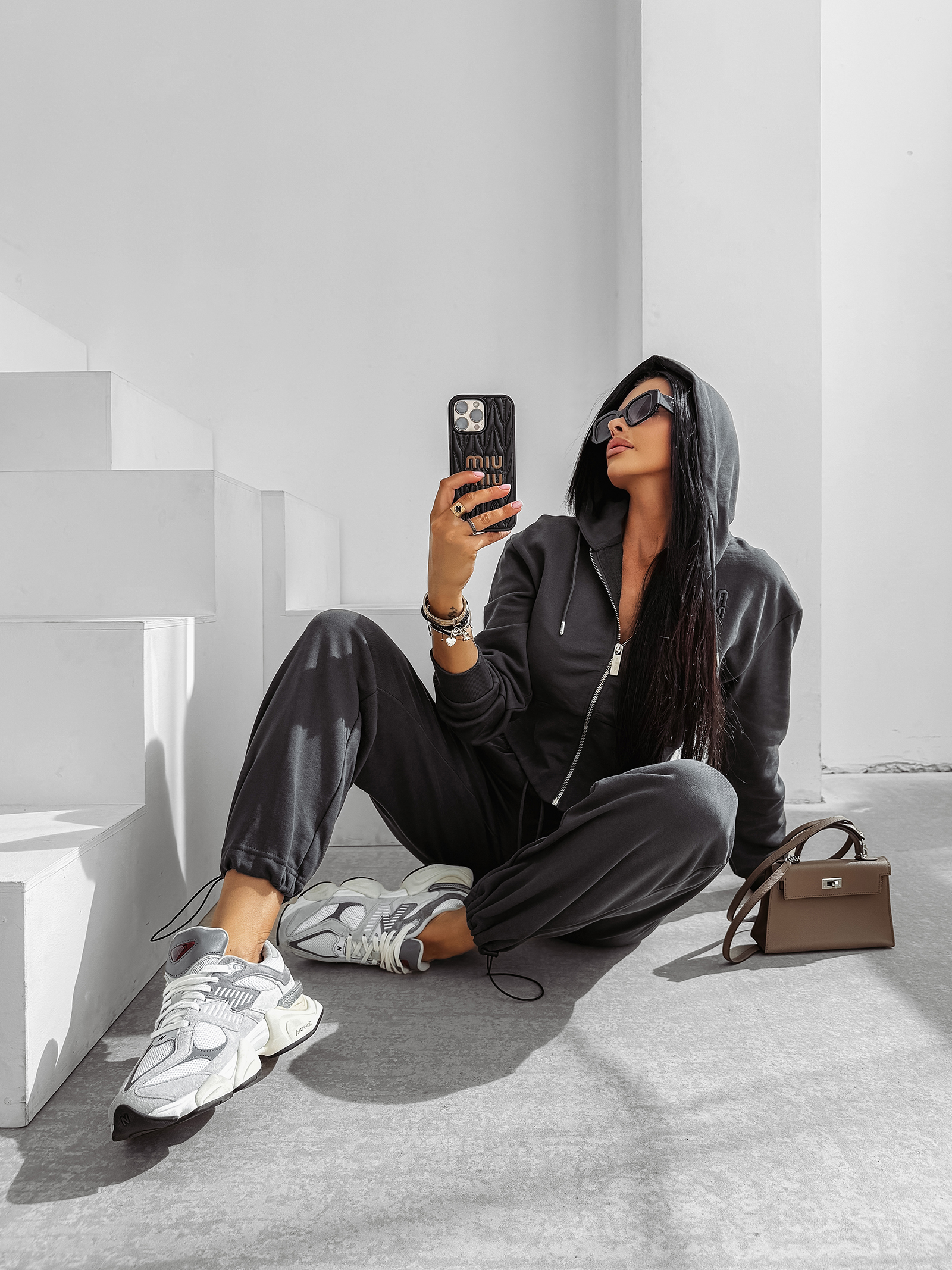 Komplet damski OLAVOGA SANCTUARY grafitowy ,Olavoga kolekcja damska , Olavoga moda damska , Olavoga ubrania damski , Olavoga stylizacje damskie , Olavoga streetwear damski , Olavoga moda damska premium , Olavoga stylizacje casual damskie , Olavoga ubrania damskie online , Olavoga fashion woman , Olavoga elegancka moda damska , moda damska premium , moda damska online , nowoczesna moda damska , nowoczesne ubrania damskie , ubrania damskie streetwear , elegancka moda damska online , casual moda damska , odzież damska streetwear , stylizacje damskie casual , luksusowa moda damska , sklep online , sklep internetowy , zakupy , wyprzedaż , outlet ,