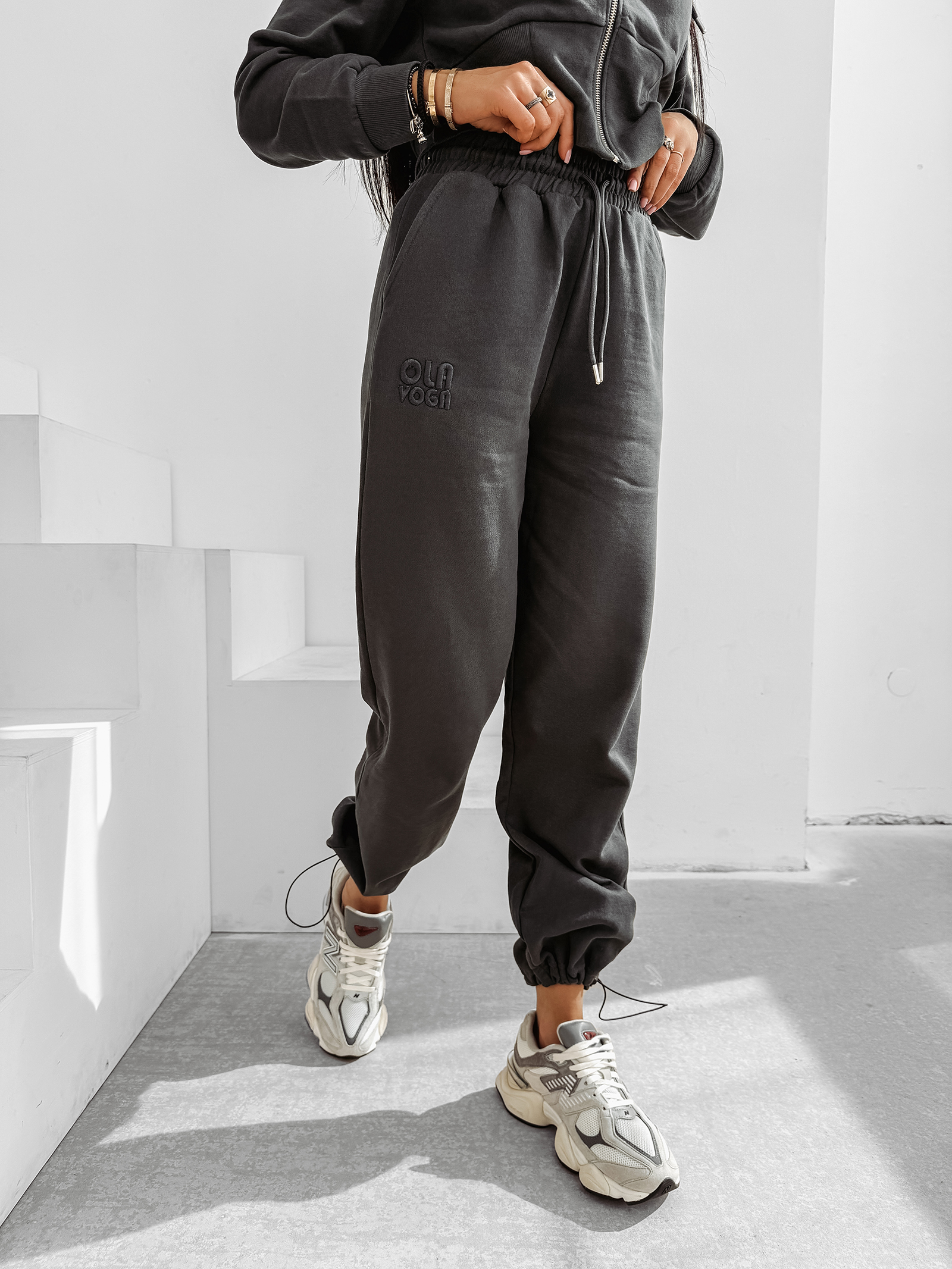 Komplet damski OLAVOGA SANCTUARY grafitowy ,Olavoga kolekcja damska , Olavoga moda damska , Olavoga ubrania damski , Olavoga stylizacje damskie , Olavoga streetwear damski , Olavoga moda damska premium , Olavoga stylizacje casual damskie , Olavoga ubrania damskie online , Olavoga fashion woman , Olavoga elegancka moda damska , moda damska premium , moda damska online , nowoczesna moda damska , nowoczesne ubrania damskie , ubrania damskie streetwear , elegancka moda damska online , casual moda damska , odzież damska streetwear , stylizacje damskie casual , luksusowa moda damska , sklep online , sklep internetowy , zakupy , wyprzedaż , outlet ,