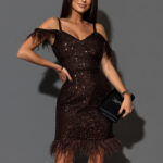 Sukienka cekinowa z piórami NB Carmello brązowa