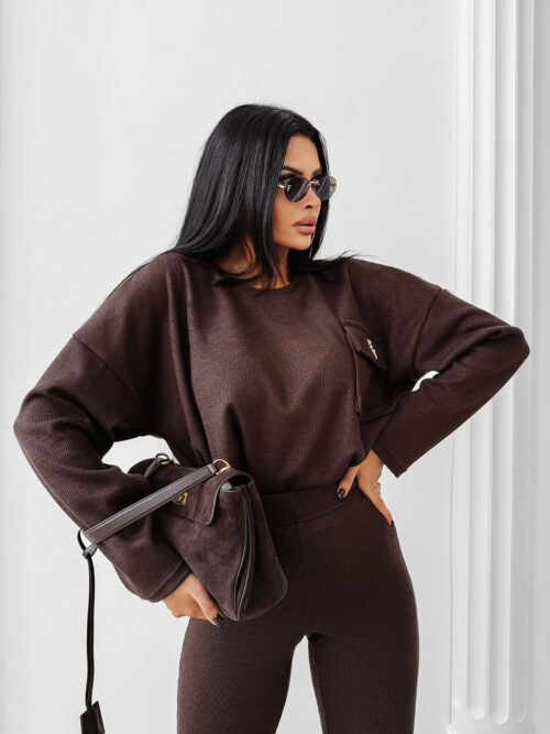 Komplet damski OLAVOGA AURIC brązowy prezentowany na modelce ze zbliżeniem na górę