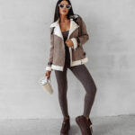 Kurtka damska OLAVOGA SIIN beżowa prezentowana na modelce przodem