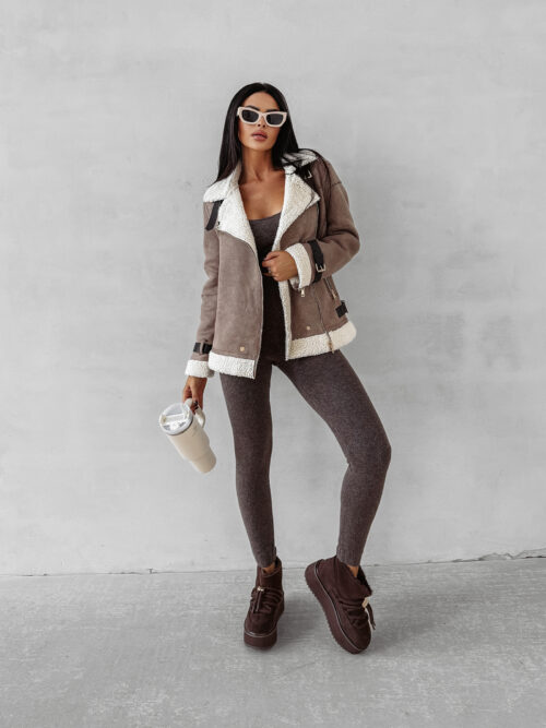 Kurtka damska OLAVOGA SIIN beżowa prezentowana na modelce przodem