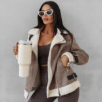 Kurtka damska OLAVOGA SIIN beżowa prezentowana na modelce przodem, rozpięta