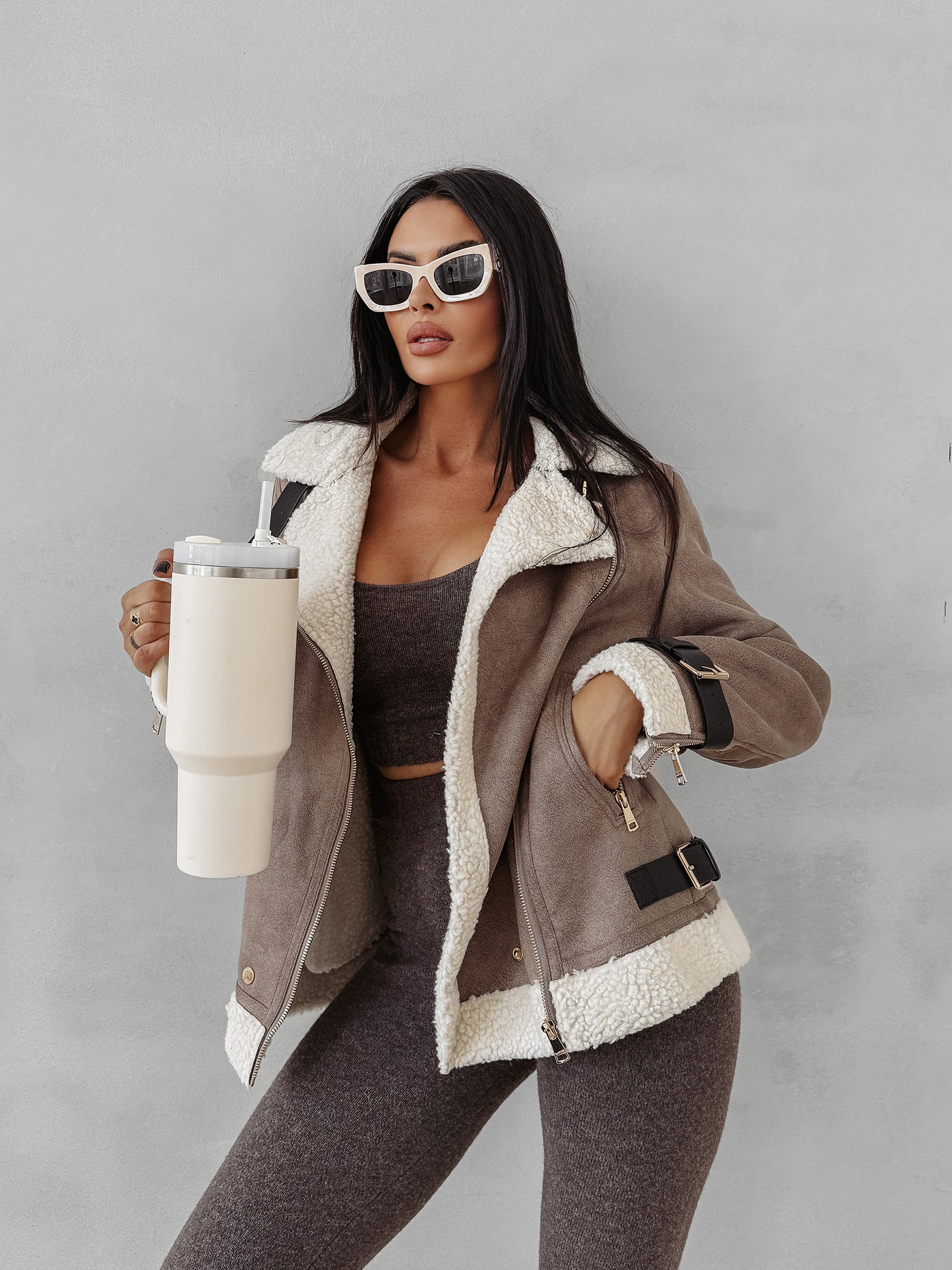 Kurtka damska OLAVOGA SIIN beżowa prezentowana na modelce przodem, rozpięta