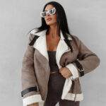 Kurtka damska OLAVOGA SIIN beżowa prezentowana na modelce przodem, rozpięta