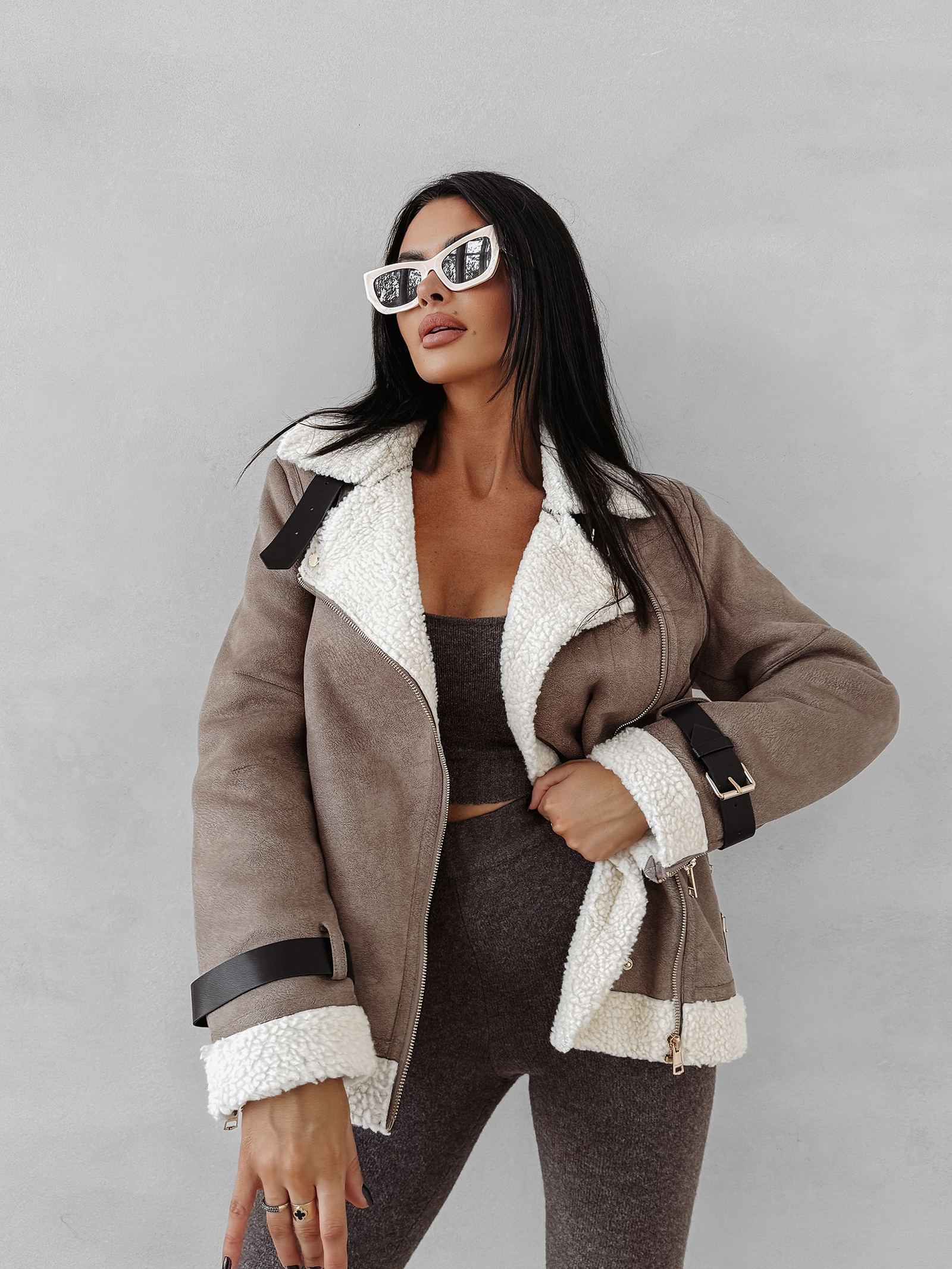 Kurtka damska OLAVOGA SIIN beżowa Kurtka damska OLAVOGA SIIN beżowa prezentowana na modelce przodem, rozpięta