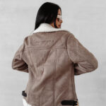 Kurtka damska OLAVOGA SIIN beżowa prezentowana na modelce tyłem