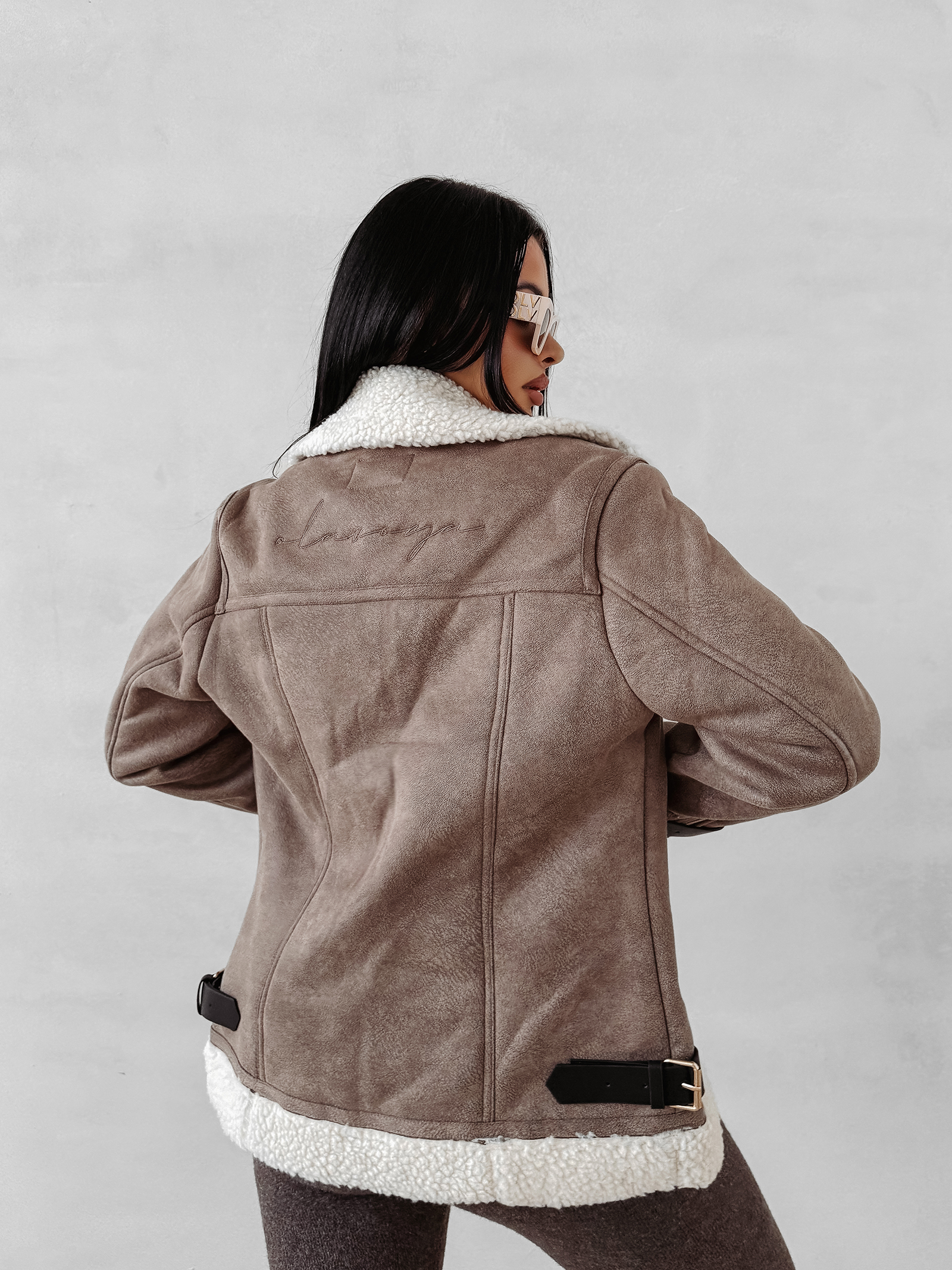 Kurtka damska OLAVOGA SIIN beżowa Kurtka damska OLAVOGA SIIN beżowa prezentowana na modelce tyłem