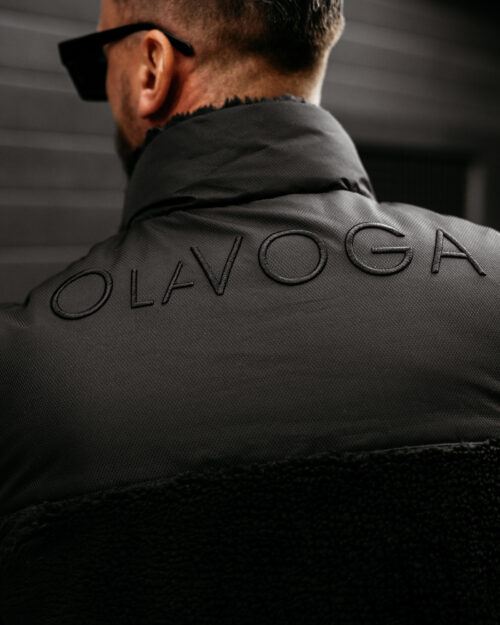 Kurtka męska OLAVOGA VAAS czarna prezentowana na modelu w zbliżeniu, tyłem
