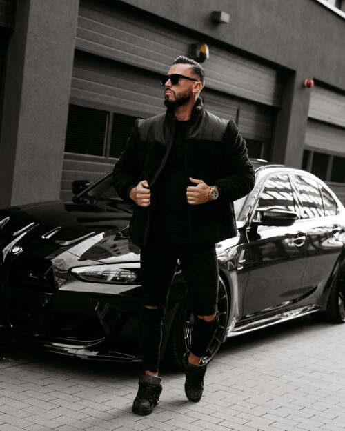 Kurtka męska OLAVOGA VAAS czarna prezentowana na modelu przodem, rozpięta