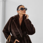 Płaszcz damski OLAVOGA MINO brązowy prezentowany na modelce w zbliżeniu