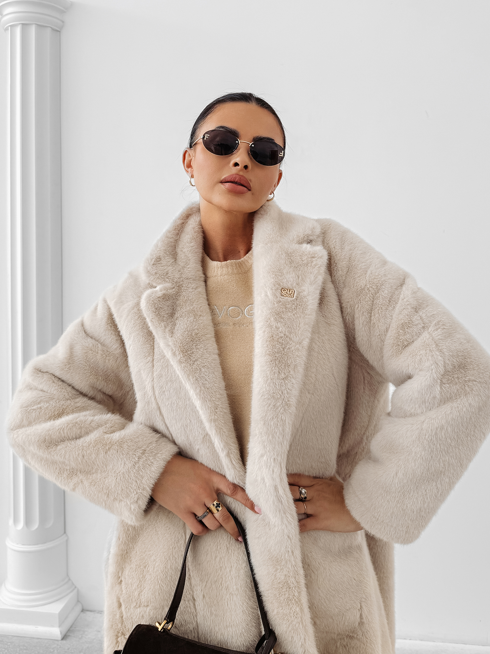 Płaszcz damski OLAVOGA MINO beżowy Płaszcz damski OLAVOGA MINO beżowy prezentowany na modelce w zbliżeniu