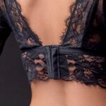 Koronkowy czarny top z długim rękawem