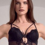 Koronkowy zestaw bielizny damskiej czarny- gorset ze stringami