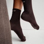 Skarpetki damskie brązowe bezuciskowe w prążek z kokardką