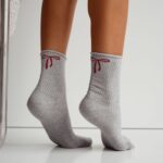 Skarpetki damskie szare bezuciskowe w prążek z kokardką