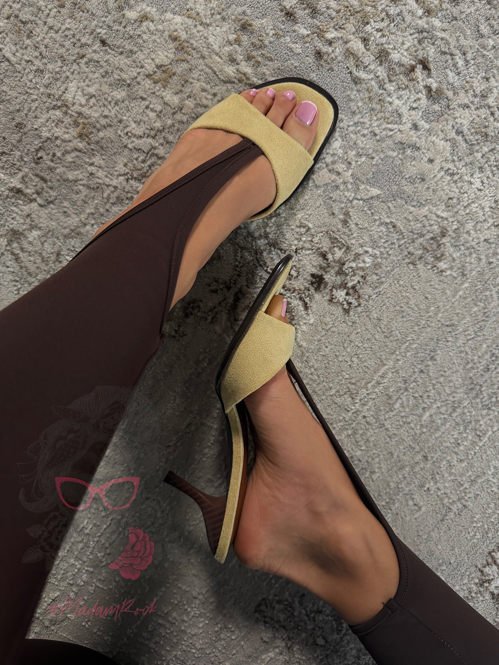 Klapki na szpilce zamszowe Casada bananowe